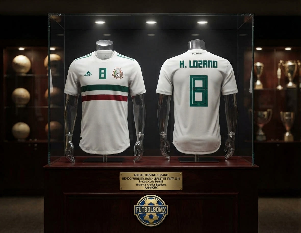 Exhibición de archivo museográfica del jersey Adidas México Authentic Match Away 2018 de Hirving Lozano # 8 (Ref. BQ4682) en la Historical Archive Boutique de Futbol90MX