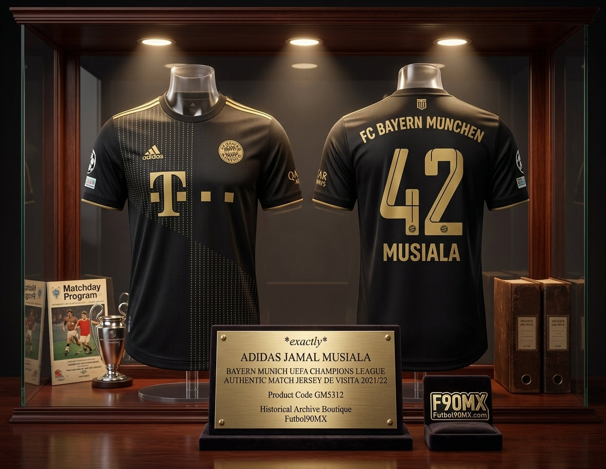 Exhibición estilo museo del Adidas FC Bayern Munich Authentic Match Away Jersey 2021/22 con dorsal de Jamal Musiala, parches de UCL y placa conmemorativa de la Historical Archive Boutique de Futbol90MX (Código: GM5312).
