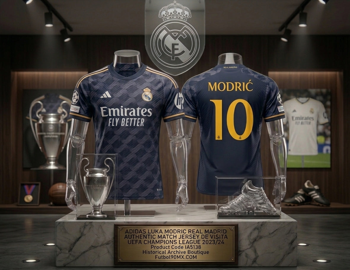 Exhibición museográfica en vitrina de la Historical Archive Boutique de Futbol90MX del jersey Adidas Luka Modrić Real Madrid Authentic Match UEFA Champions League 2023/24 (Ref. IA5138).