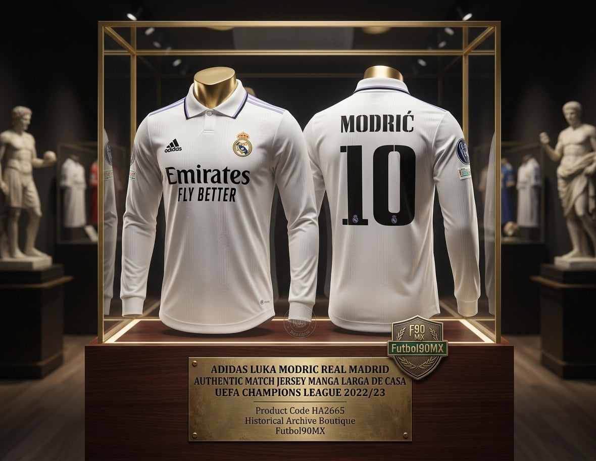 Vista de exhibición de archivo museístico del Jersey Adidas Luka Modric Real Madrid Authentic Match Long Sleeve Home UEFA Champions League 2022/23 (Ref. HA2665) en la Historical Archive Boutique de Futbol90MX