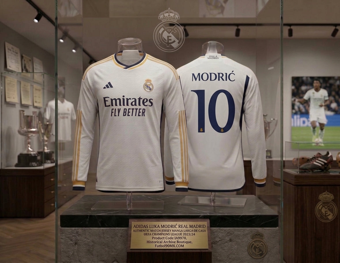 Exhibición museográfica en vitrina de archivo del jersey Adidas Luka Modric Real Madrid UEFA Champions League Authentic Match manga larga local 2023/24 (Ref. IA9978) en la Historical Archive Boutique de Futbol90MX