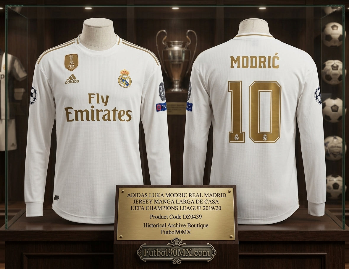 Exhibición de museo de nivel élite del jersey de local de manga larga del Real Madrid UEFA Champions League 2019/20 de Luka Modrić (Código DZ0439), presentado en una vitrina de cristal con placa conmemorativa en Historical Archive Boutique Futbol90MX.