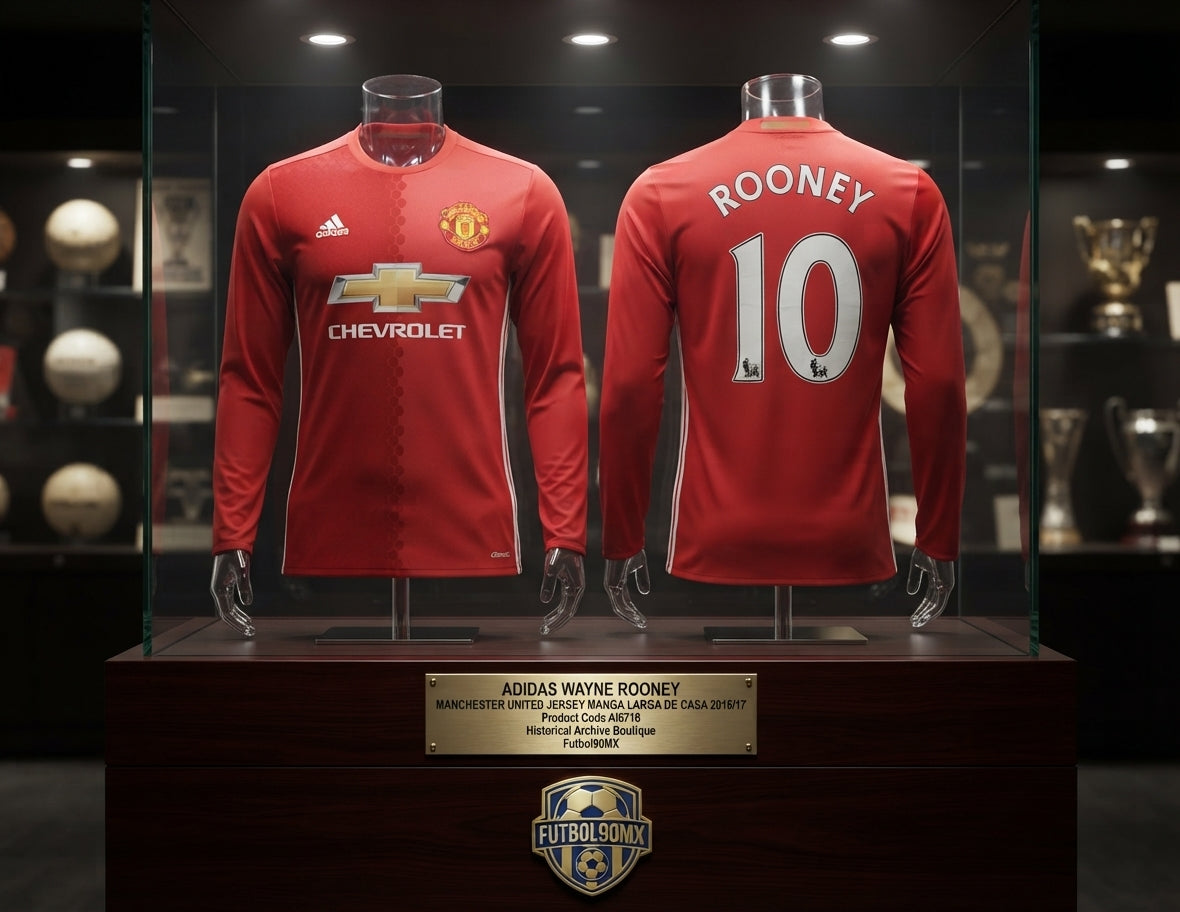 Vista de la Exhibición de archivo museográfica con el dorsal Rooney 10 en el jersey Adidas Manchester United Long Sleeve Home 2016/17 (Ref. AI6718) en la Historical Archive Boutique de Futbol90MX.