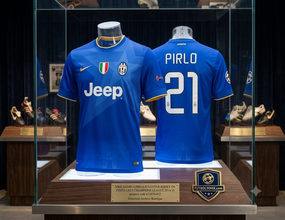 Vista de calidad de museo de una vitrina de exhibición iluminada que muestra conjuntamente el frente y el reverso del jersey Nike Juventus 2014/15 de Andrea Pirlo #21 (Código: 611078-472) sobre soportes con placa descriptiva en Historical Archive Boutique Futbol90MX