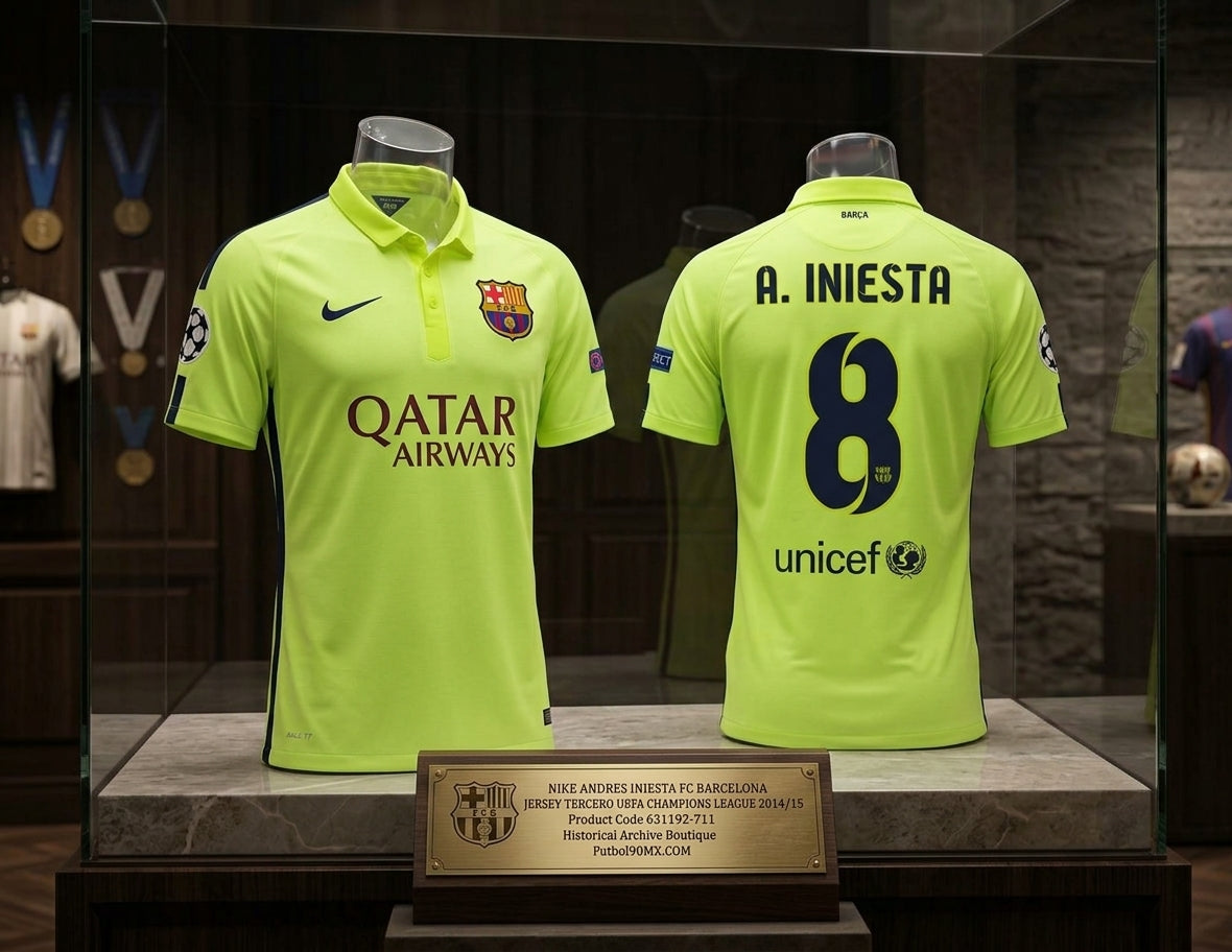 Exhibición museográfica en vitrina de la Historical Archive Boutique de Futbol90MX del jersey Nike Andrés Iniesta FC Barcelona tercero UEFA Champions League 2014/15 (Ref. 631192-711).