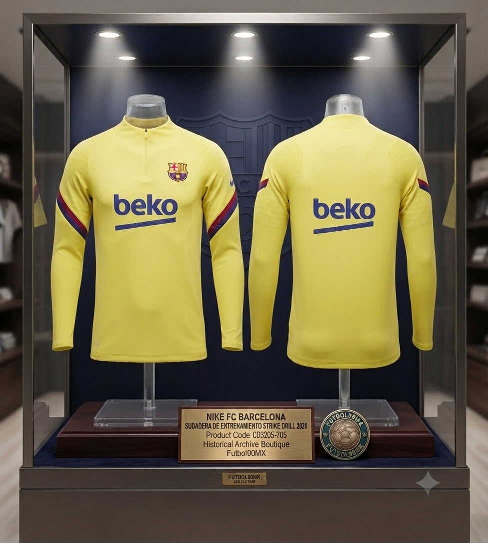 Vista de Exhibición de archivo museográfica de la sudadera de entrenamiento Nike FC Barcelona Strike Drill 2020 (Ref. CD3205-705) con placa de la Historical Archive Boutique Futbol90MX