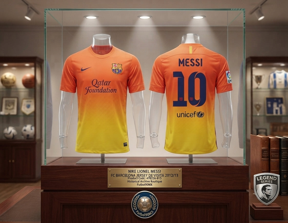 Vista de Museo del Jersey Nike Lionel Messi FC Barcelona de visitante 2012/13 (Ref. 478326-815) exhibido en una vitrina museística de la Historical Archive Boutique en Futbol90MX, acompañado de placa descriptiva de catalogación y el sello institucional