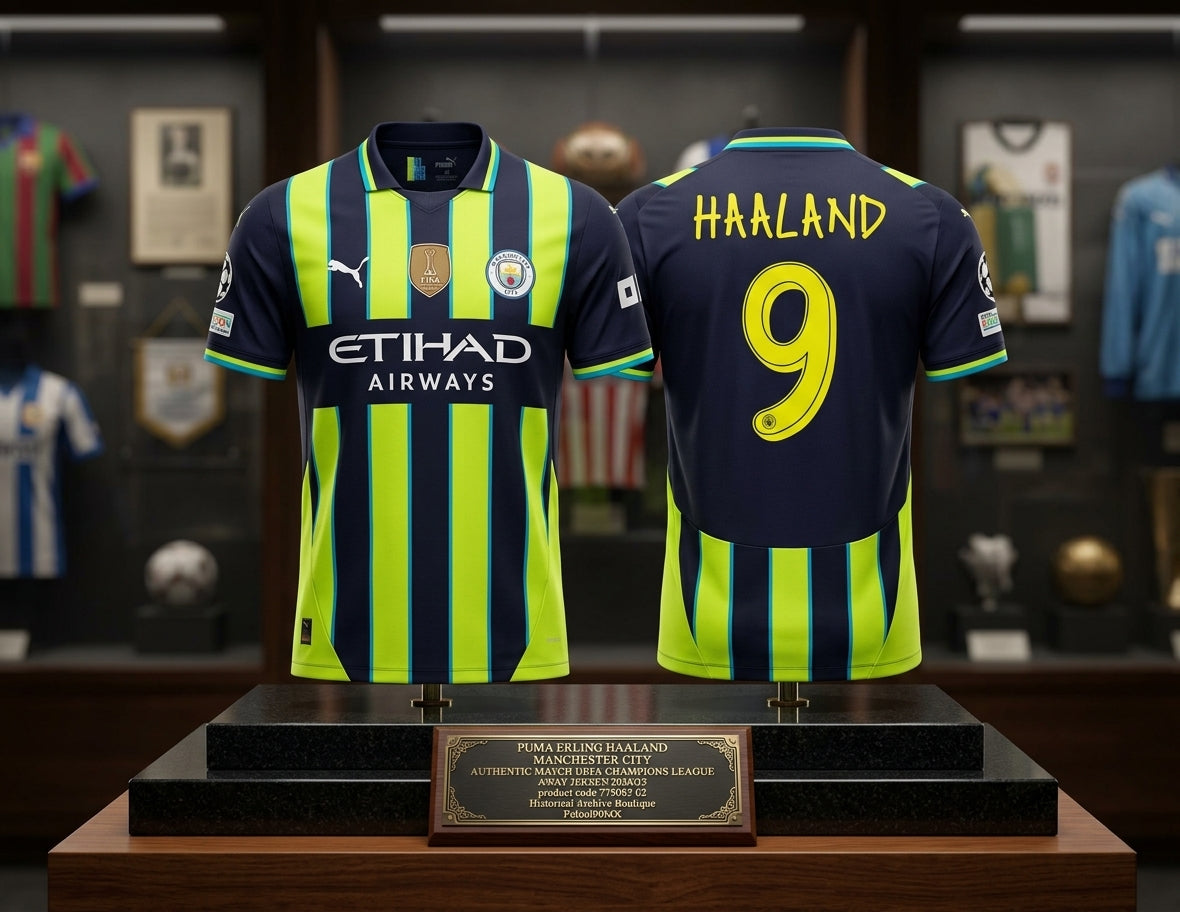 Exhibición museográfica del jersey PUMA Erling Haaland Manchester City UEFA Champions League Authentic Match Away 2024/25 (Ref. 775085 02) en vitrina de la Historical Archive Boutique de Futbol90MX