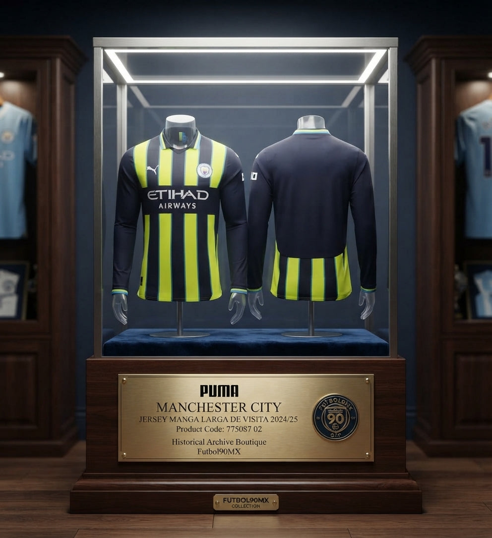 Vista de Museo del Jersey de visitante de manga larga del Manchester City 2024/25 (Ref. 775087 02) exhibida bajo los estándares museísticos de la Historical Archive Boutique en Futbol90MX
