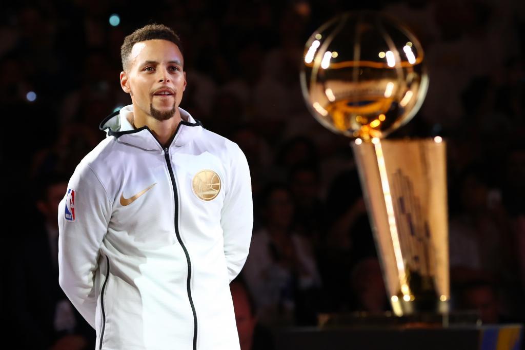 NIKE NBA CHAMPIONS GOLDEN STATE WARRIORS SUDADERA TROPHY RING BANNER THERMA FLEX