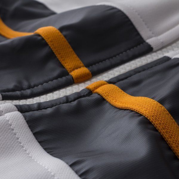 ADIDAS REAL MADRID CHAMARRA DE PISTA ANTHEM Blanco 5