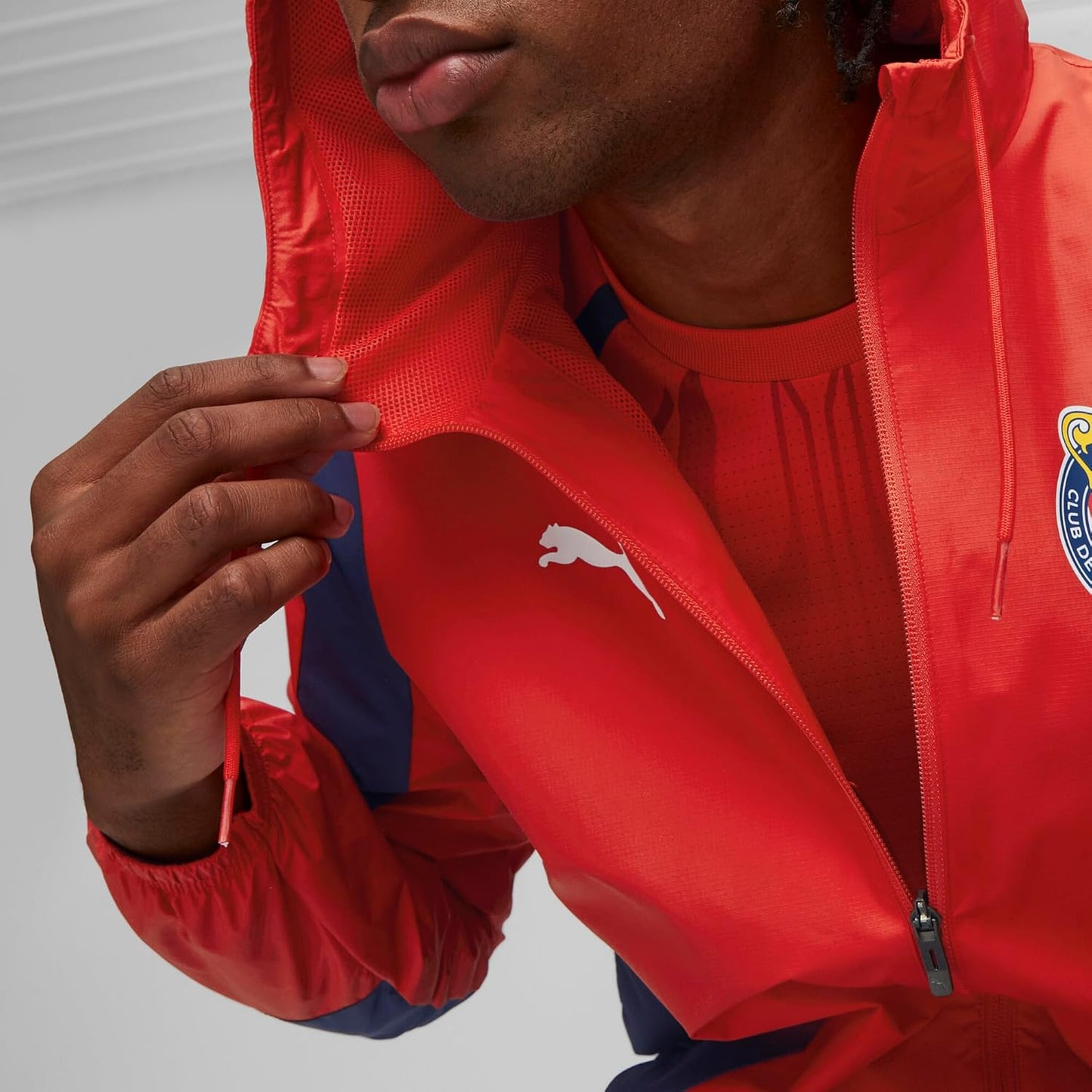 PUMA CHIVAS DE GUADALAJARA CHAMARRA PRE PARTIDO WOVEN ANTHEM 2023/24 4