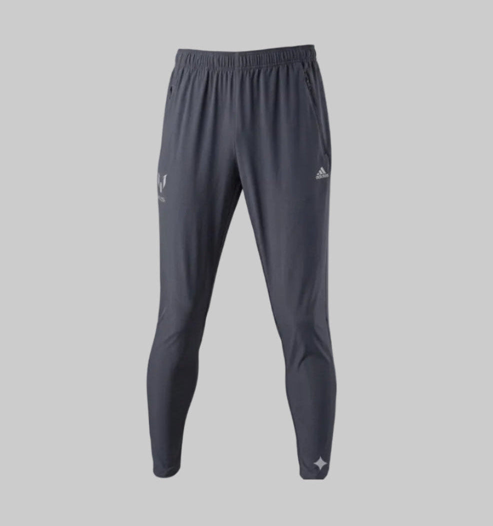 Vista lateral del corte atlético tapered y costuras ergonómicas en pantalones de entrenamiento Adidas Messi F50 para máxima movilidad