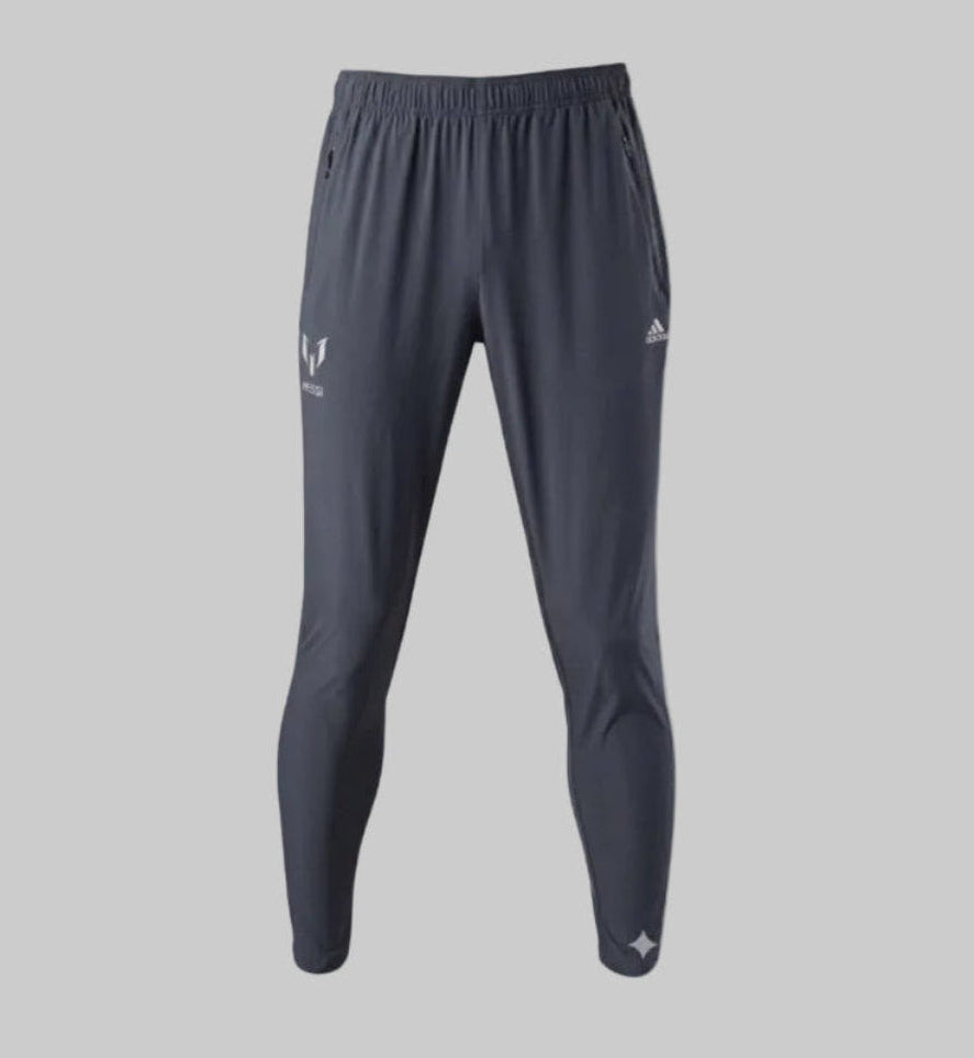 Pantalones de entrenamiento Adidas F85304 F50 Messi color Onix Charcoal con logotipos plateados reflectantes versión técnica de archivo Futbol90MX