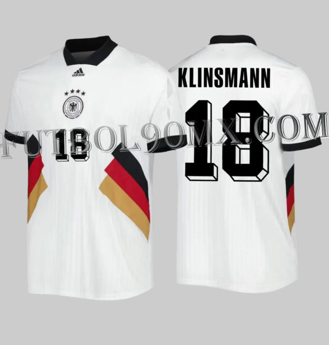 Vista dual del jersey adidas HS5941 Alemania Icon 2022. Frente con bloques tricolores y escudo DFB centrado; dorso con personalización oficial de leyenda KLINSMANN y número 18 en tipografía 3D.
