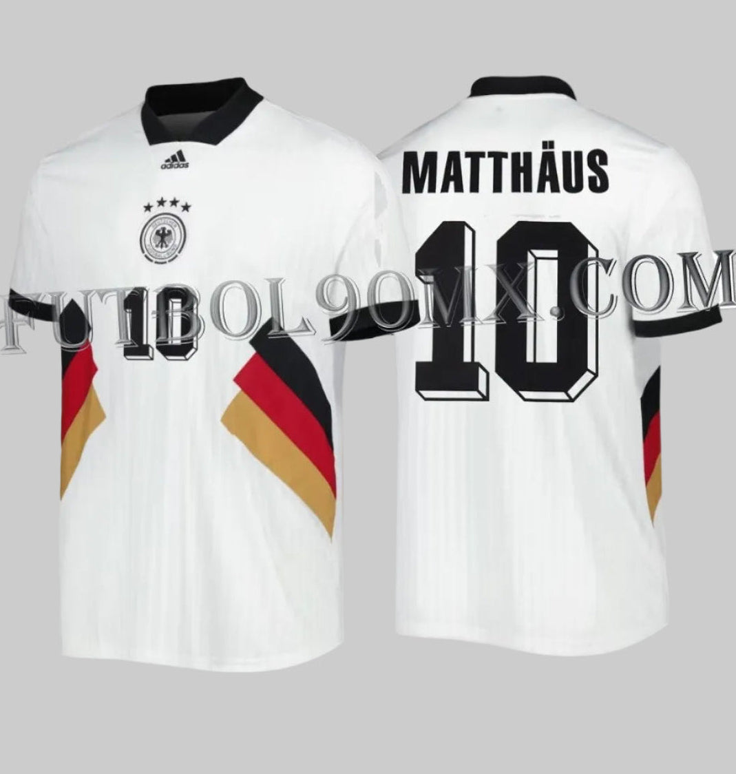 Primer plano del nombre MATTHÄUS y número 10 en el jersey Germany Icon Adidas HS5941. Detalle de la tipografía volumétrica 3D con sombras proyectadas, fiel al estilo de 1994.