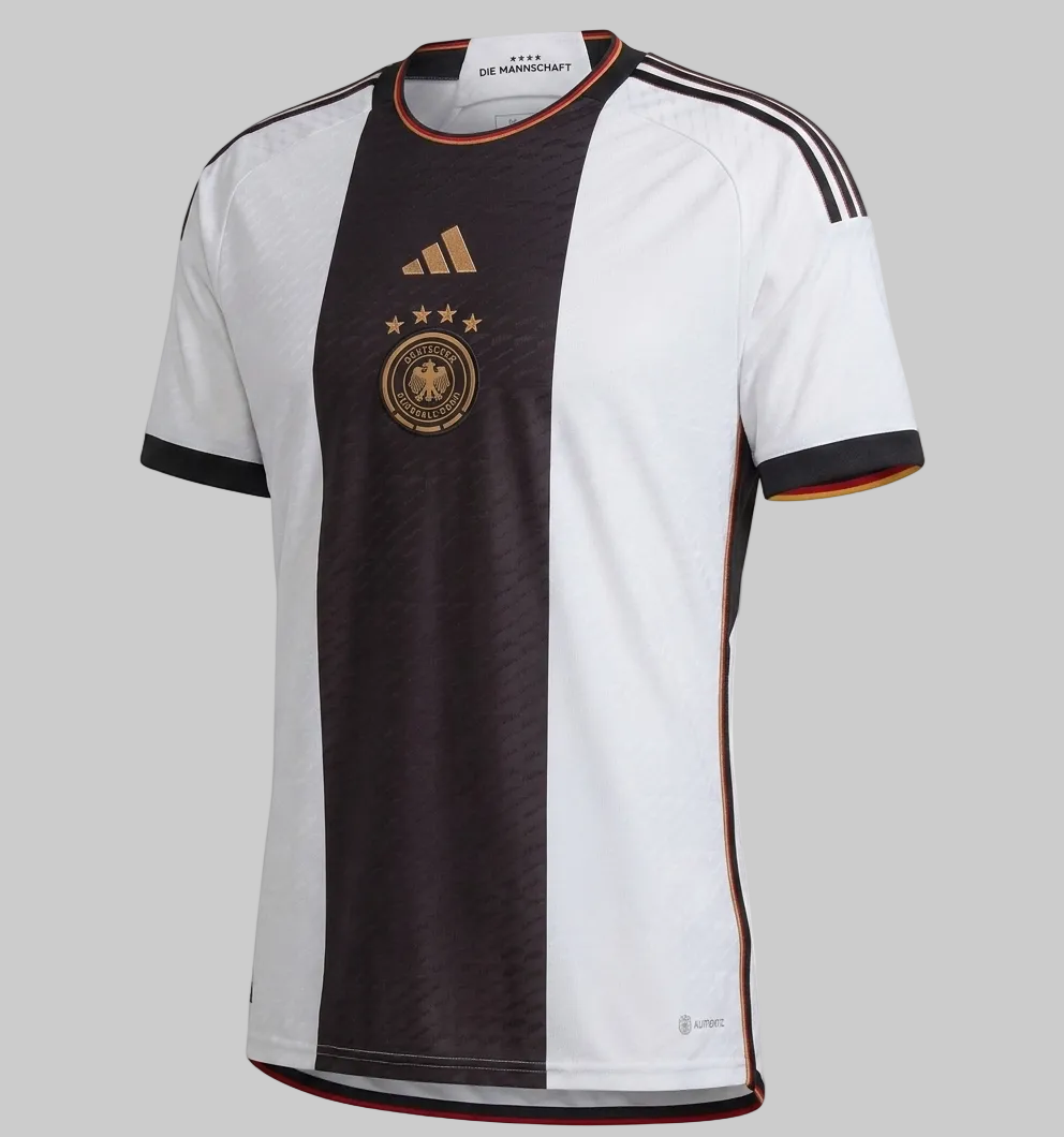 Jersey oficial Adidas Alemania 2022 versión Authentic Local, frente con franja central negra y escudo DFB, codigo HF1693, modelo de colección Futbol90MX.