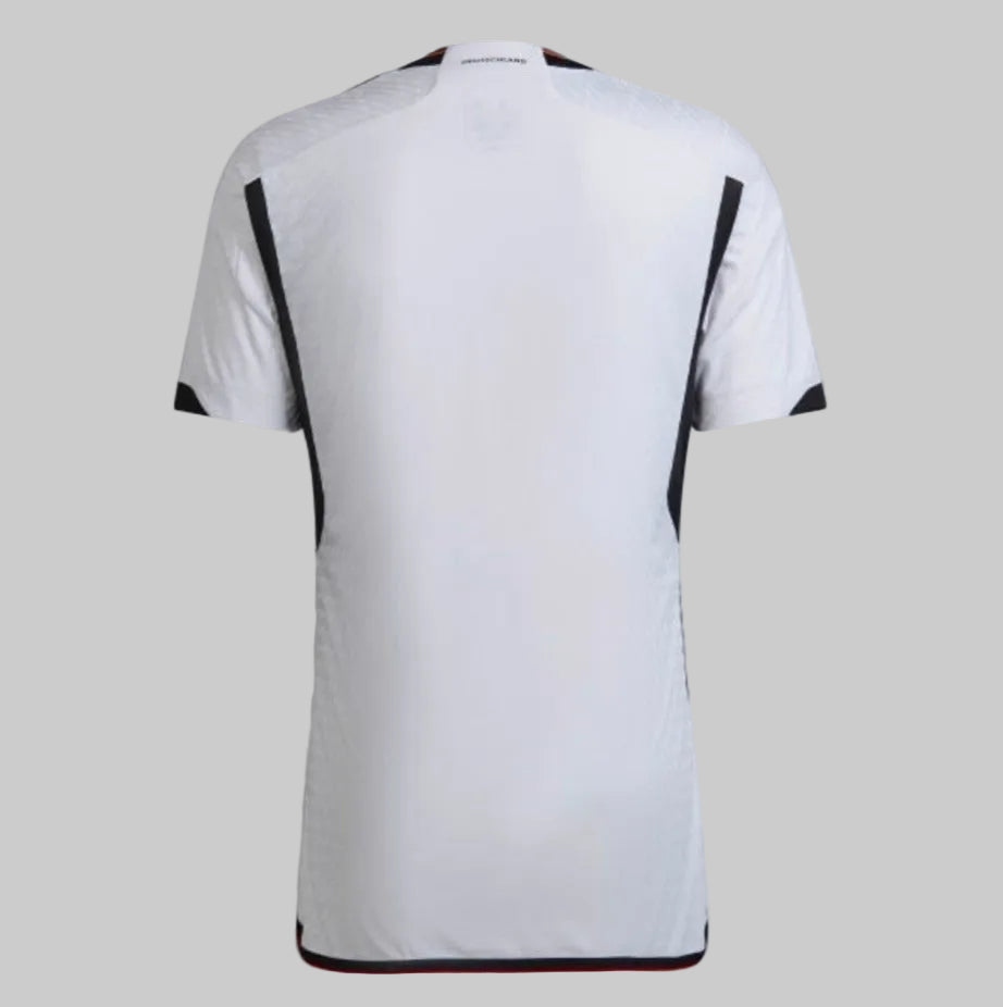 Vista posterior del jersey Authentic Match oficial de Alemania Local Mundial 2022, diseño limpio con franja central, versión de alta competencia, stock Futbol90MX