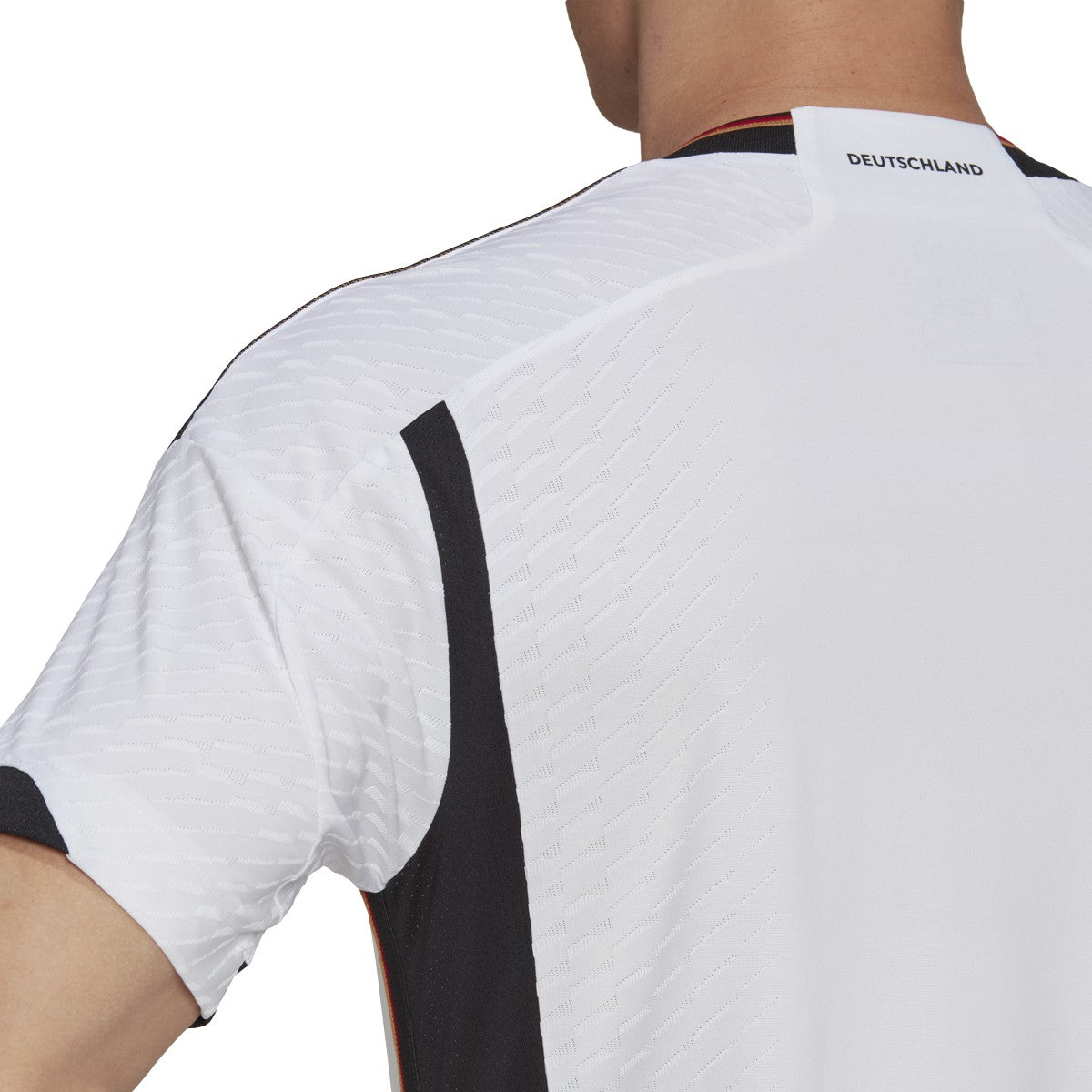 Acercamiento al tejido de la espalda del Jersey Adidas Alemania version Authentic Match de Local para El Mundial FIFA 2022