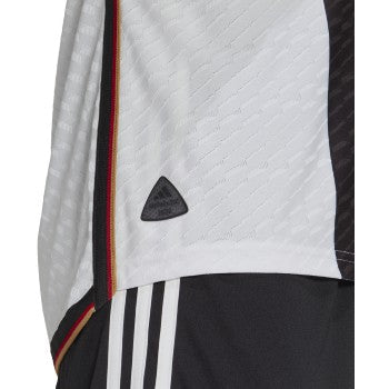 Etiqueta técnica en el dobladillo inferior del jersey de Alemania 2022, certificación de autenticidad profesional.