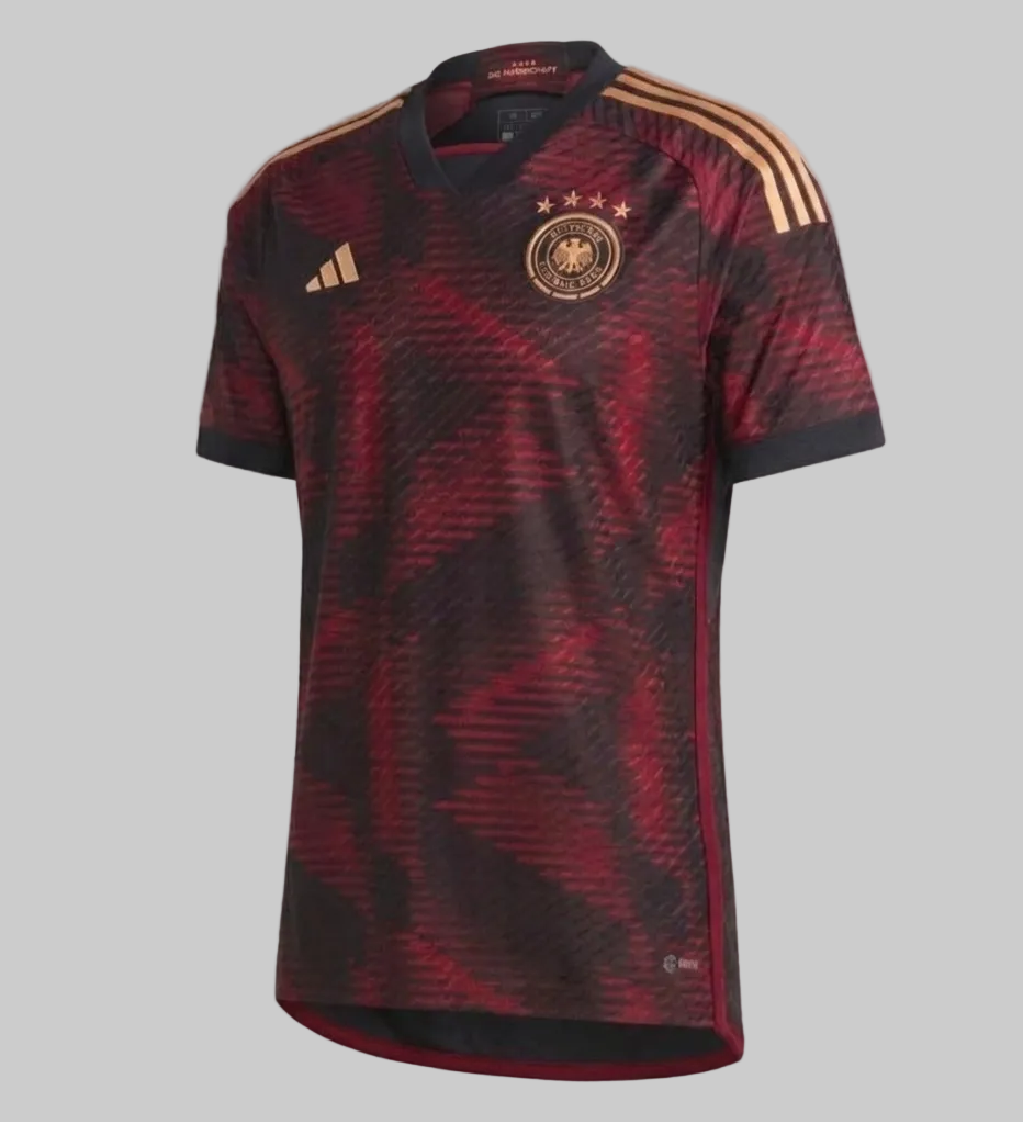 Jersey de visitante Adidas Alemania Authentic Match Mundial 2022 (HF1695), vista frontal completa con patrón negro y rojo y detalles dorados, disponible en Futbol90MX