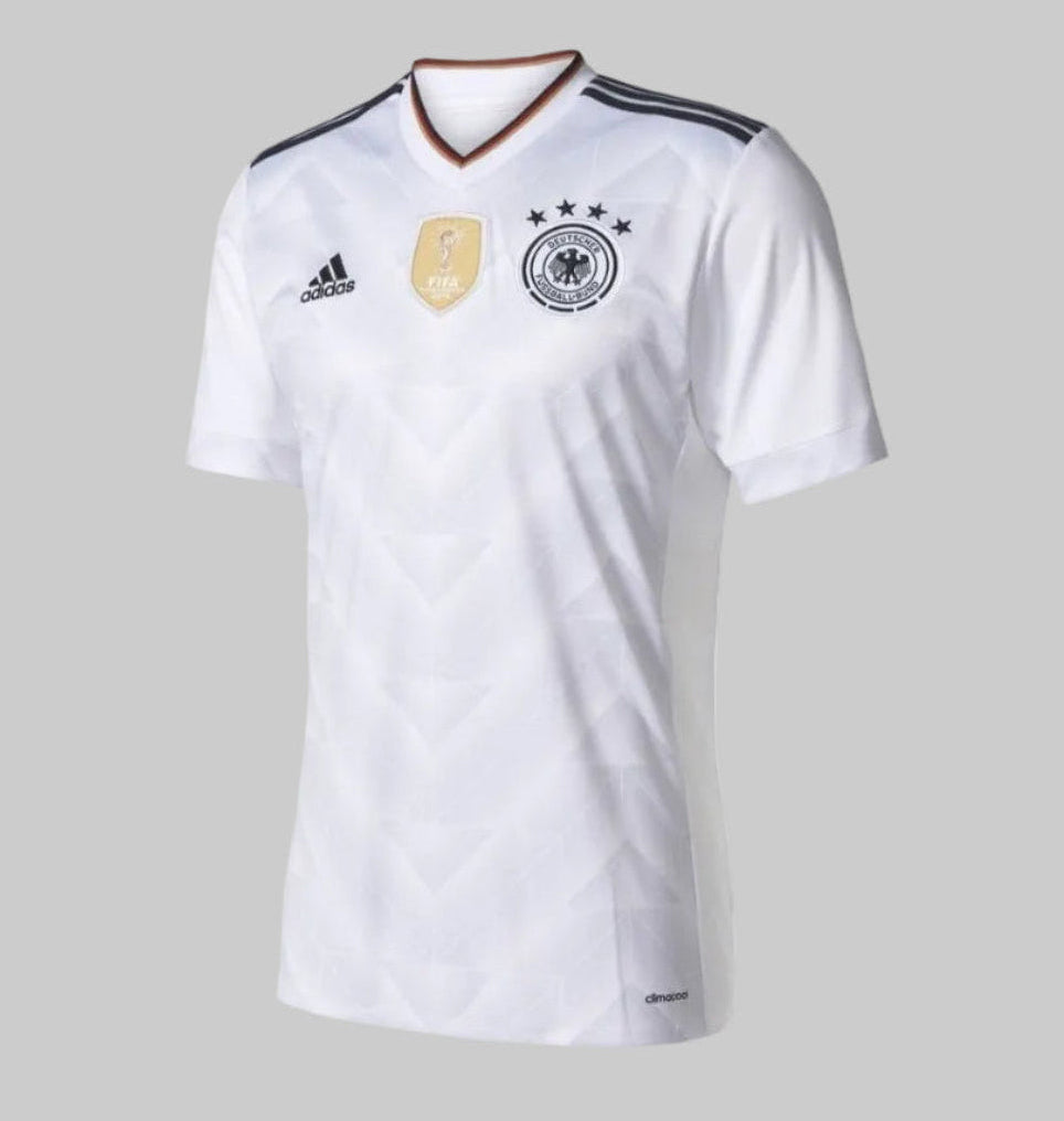 Jersey original Adidas Alemania Home Kit 2017 frente, color blanco con patrón geométrico retro y parche dorado de campeón del mundo FIFA, código B47873 en Futtbol90MX