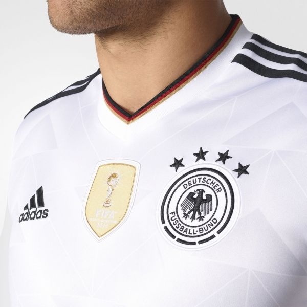 Escudo clásico de la Federación Alemana de Fútbol con el águila imperial y las 4 estrellas de campeón mundial bordadas en alta densidad, stock Futbol90MX.