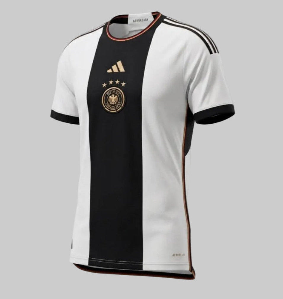 Perspectiva en ángulo de tres cuartos del jersey original de Alemania 2022 mostrando el corte de mangas, codigo Adidas HJ9606 en Futbol90MX