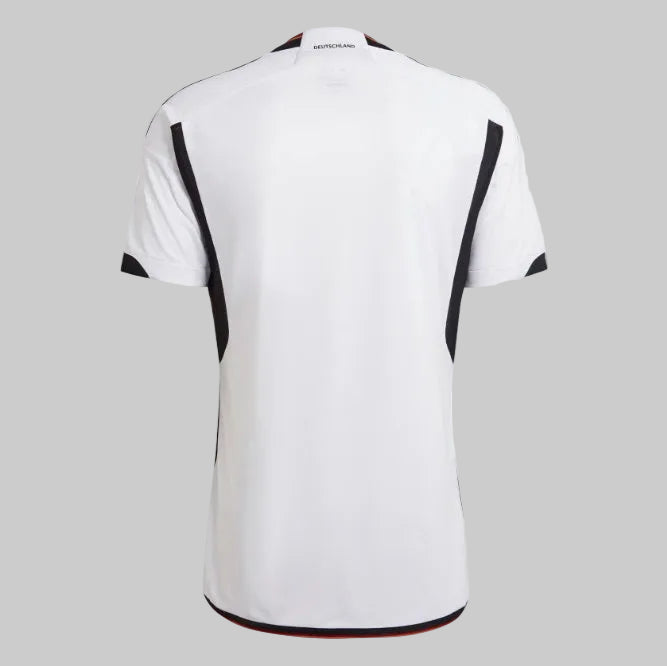 Vista posterior blanca del jersey de Alemania Copa Mundial 2022 destacando el grabado Deutschland en el cuello.