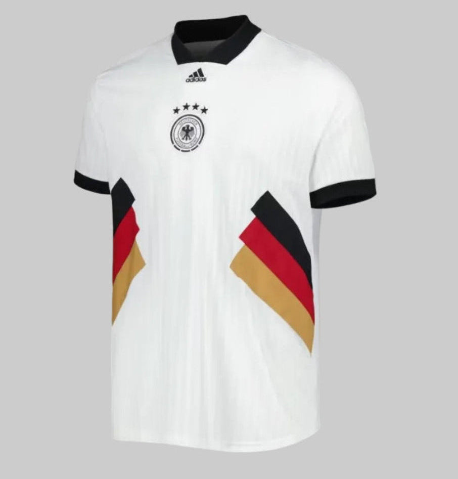 Vista lateral angulada del jersey Germany Icon 2022. Muestra la profundidad del corte 'Loose Fit' y la simetría de los paneles negro, rojo y oro inspirados en los años 90 Adidas HS5941
