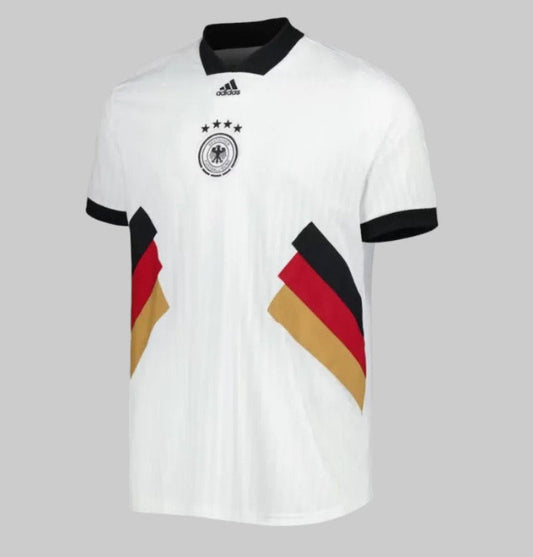 Vista lateral angulada del jersey Germany Icon 2022. Muestra la profundidad del corte 'Loose Fit' y la simetría de los paneles negro, rojo y oro inspirados en los años 90 Adidas HS5941