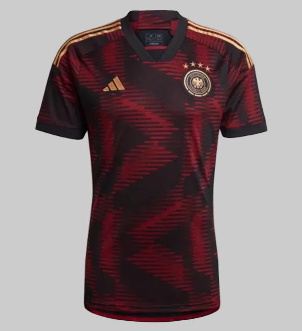 Vista frontal del jersey de visitante Adidas Alemania Mundial 2022 código HJ9604 en color negro y rojo con detalles dorados en Futbol90MX
