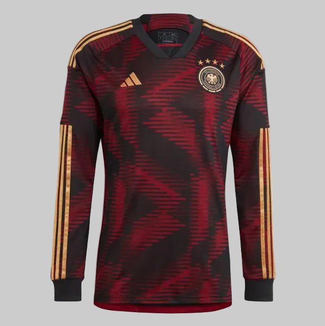 Vista frontal completa del jersey de fútbol Adidas Alemania 2022 manga larga en color granate y negro, edición de colección.