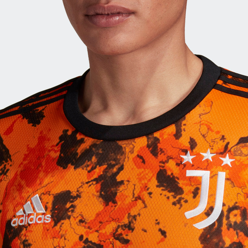 Detalle del escudo institucional de la Juventus y el logotipo de Adidas en la tercera camiseta UEFA Champions League 2020/21 de Alessandro del Piero (Ref. GE4856) en Futbol90MX