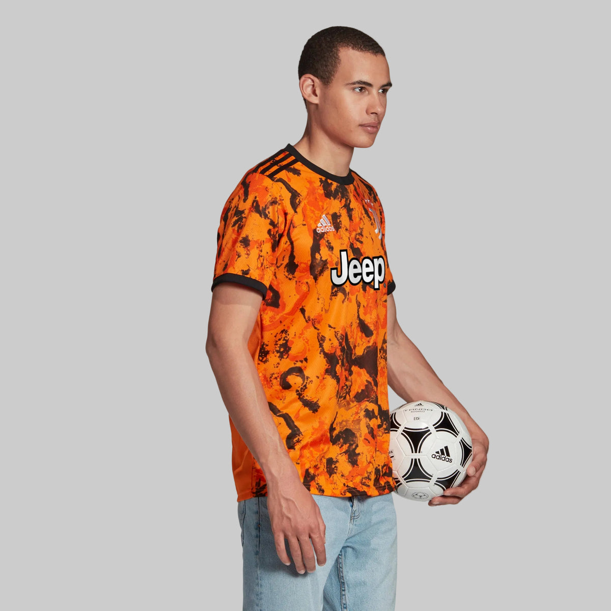 Modelo vistiendo la tercera equipación de la Juventus UCL 2020/21 de Alessandro del Piero (Ref. GE4856) con diseño en naranja y negro en la Historical Archive Boutique de Futbol90MX.