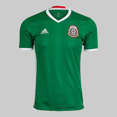 Detalle del número 18 de Andrés Guardado en jersey de México 2016, mostrando la textura de la tipografía oficial microperforada de Adidas.