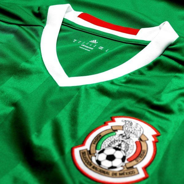 Detalle del escudo bordado en jersey de México 2016, mostrando la textura de la tela de Adidas.