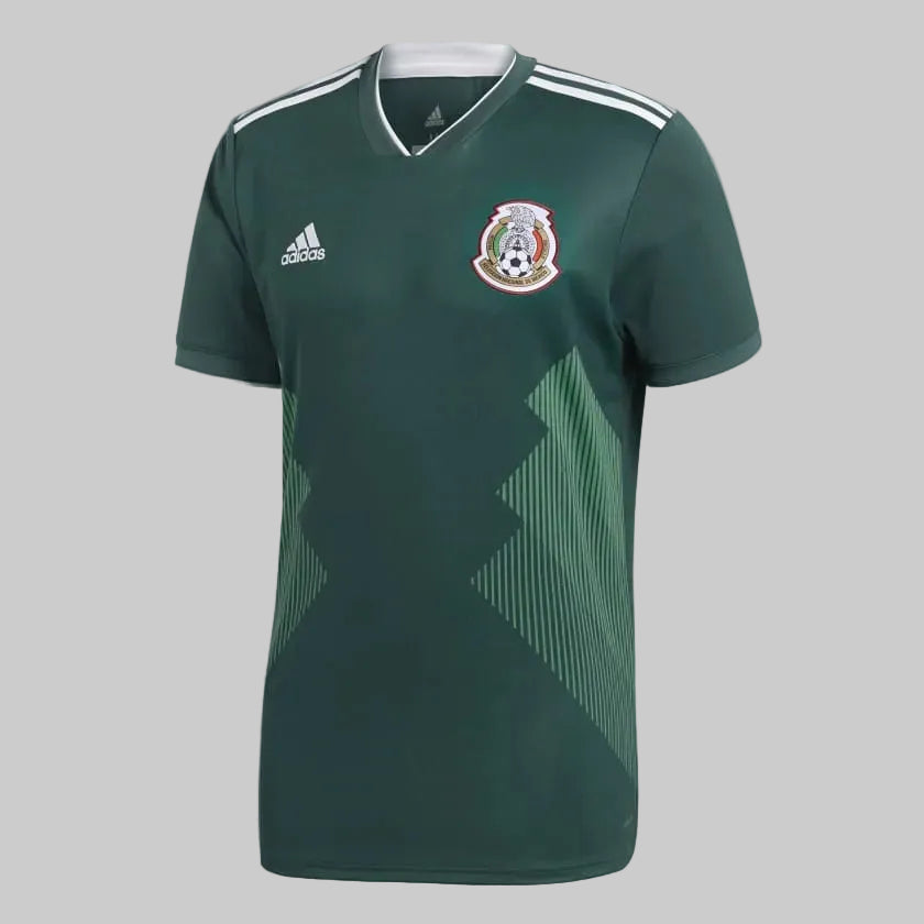 Acercamiento a la tecnología de tela Climalite de Adidas con el patrón geométrico retro en los costados del jersey de local de México 2018.