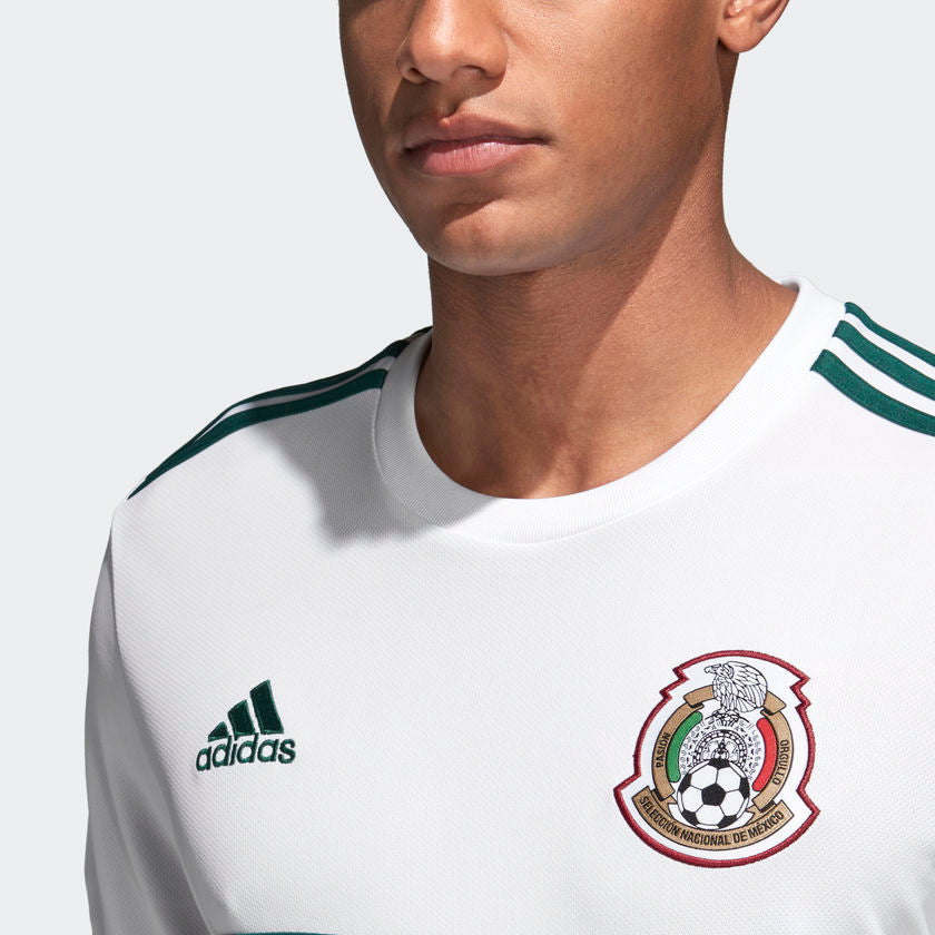 Detalle del adidas logo y escudo de la Selección Mexicana de Fútbol aplicado en jersey oficial Adidas Visita edición Mundial 2018.