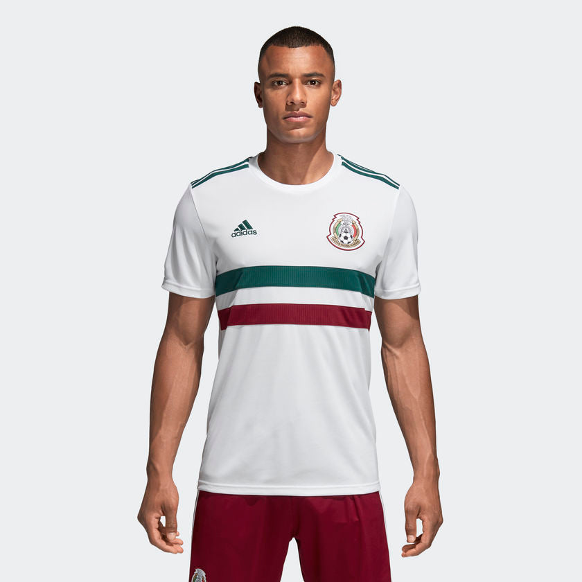 Vista frontal del Jersey Mexico Visita con etiqueta oficial de Adidas con código de autenticidad BQ4689, certificación de pieza para el ciclo mundialista 2018.