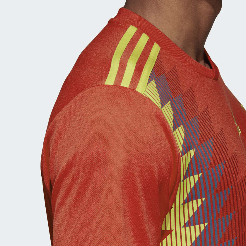 Detalle del patrón gráfico de diamantes laterales en amarillo y azul, homenaje al kit de España USA '94, estado de conservación 10/10.