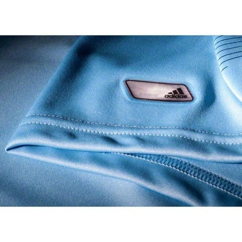 Fotografía de las etiquetas originales Adidas BNWT (Brand New With Tags) con el código de producto X11346, certificando su estado Deadstock y origen oficial.