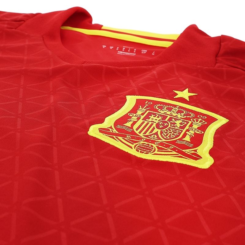 Primer plano del escudo de la RFEF con la estrella de campeón del mundo bordados sobre el tejido técnico Climacool del Jersey manga larga de local de España Euro 2016 de Andres Iniesta
