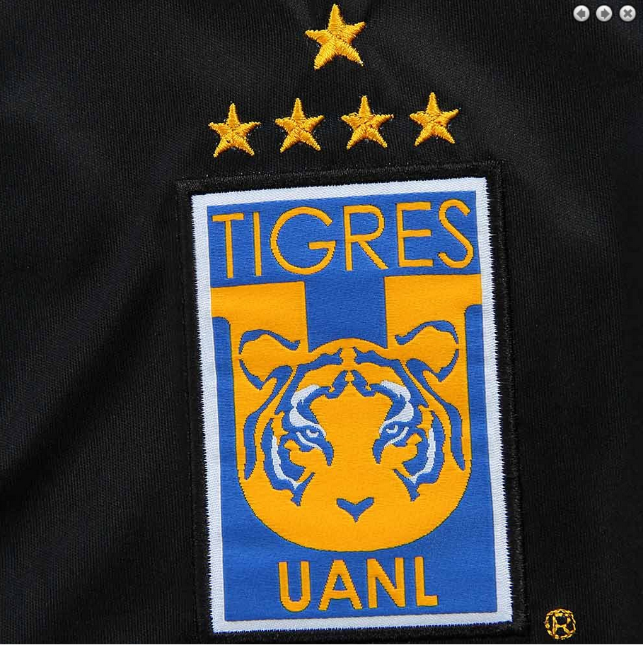 Vista de cerca del escudo bordado de Tigres UANL y las 5 estrellas superiores en el jersey adidas third 2017 de Gignac, en Futbol90MX