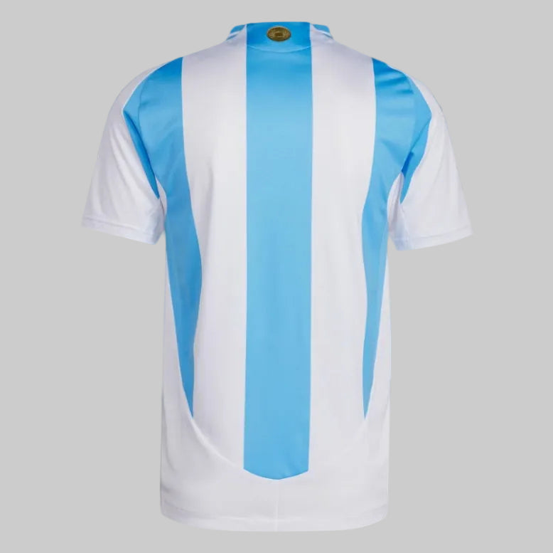 Reverso del jersey Argentina 2024 (IP8388). Muestra la tecnología textil HEAT.RDY y los bastones albicelestes en una configuración de archivo inmaculada, sin personalización para preservar su integridad original.