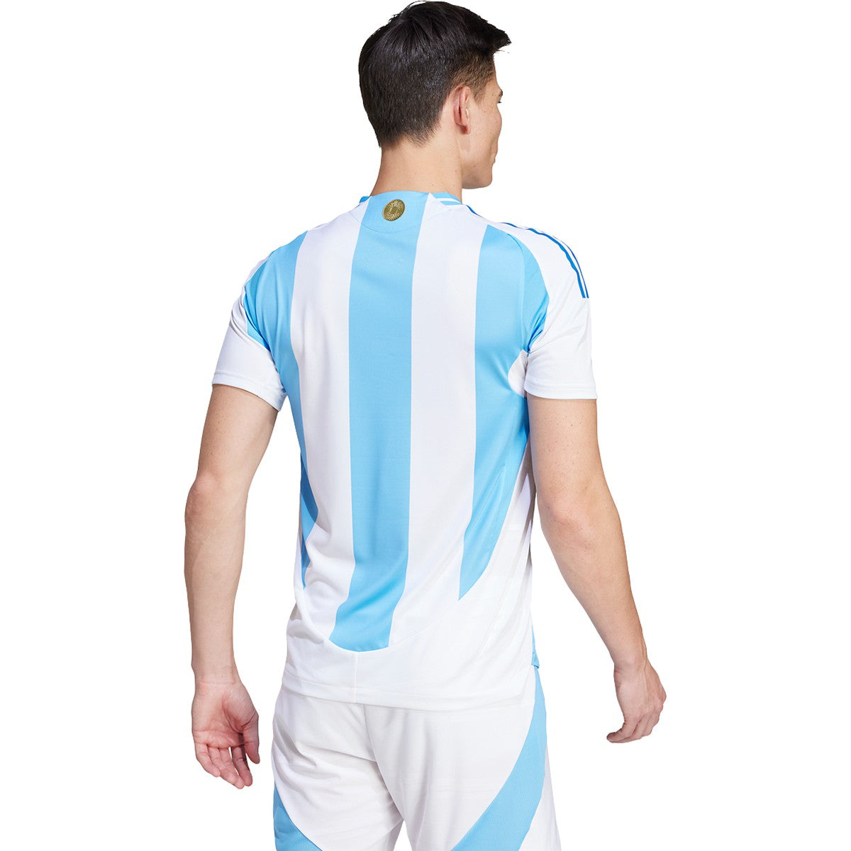 Vista Lateral posterior del jersey Argentina 2024 (IP8388). Confirma la estructura auténtica sin patrocinadores, destacando la construcción textil superior de esta pieza seleccionada para nuestra boutique.