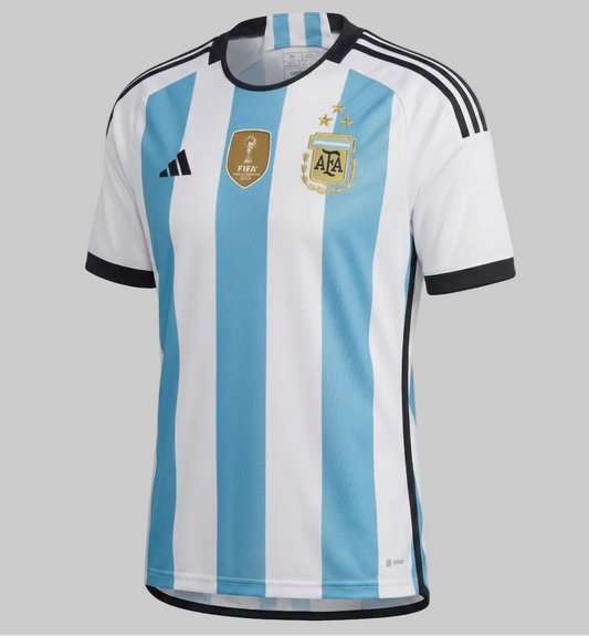 Jersey oficial adidas de local de Argentina, edición especial Campeón del Mundo Mundial 2022, con parche FIFA y tres estrellas, diseño icónico del tricampeonato, codigo IB3597, disponible en Futbol90MX