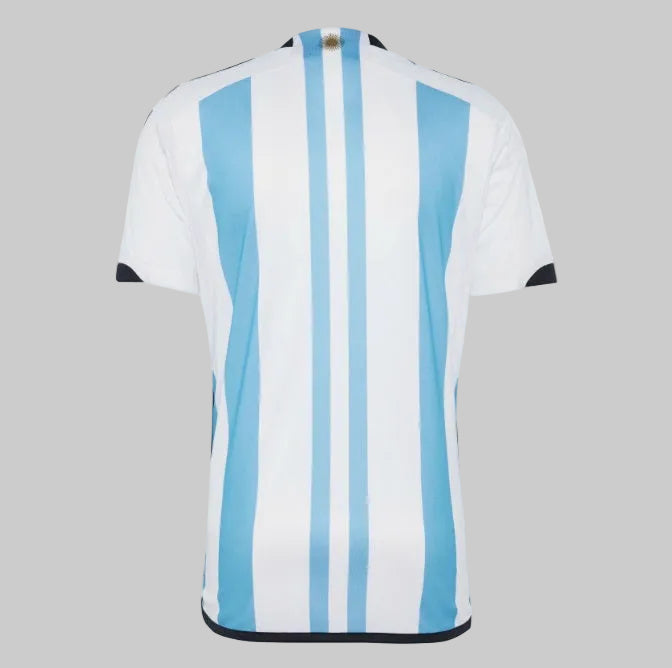 Vista trasera completa del jersey Adidas de Argentina, campeon Mundial 2022, resaltando el diseño simétrico de los bastones albicelestes y la caída de la prenda, stock Futbol90MX