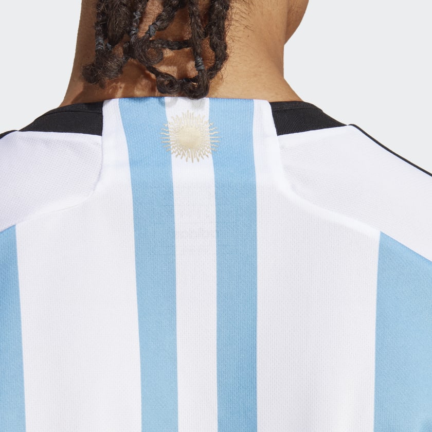 Detalle de la parte trasera superior del jersey Argentina Campeón Mundial 2022, enfocado en el diseño del cuello y la zona de los hombros.