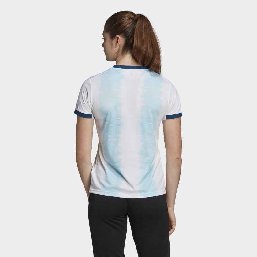 Vista posterior del Jersey Adidas Argentina Home 2019 para mujer edición Copa América franjas difuminadas celestes corte entallado Futbol90MX
